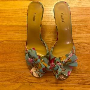 Worn once women’s Cami floral mule sandals size 11
